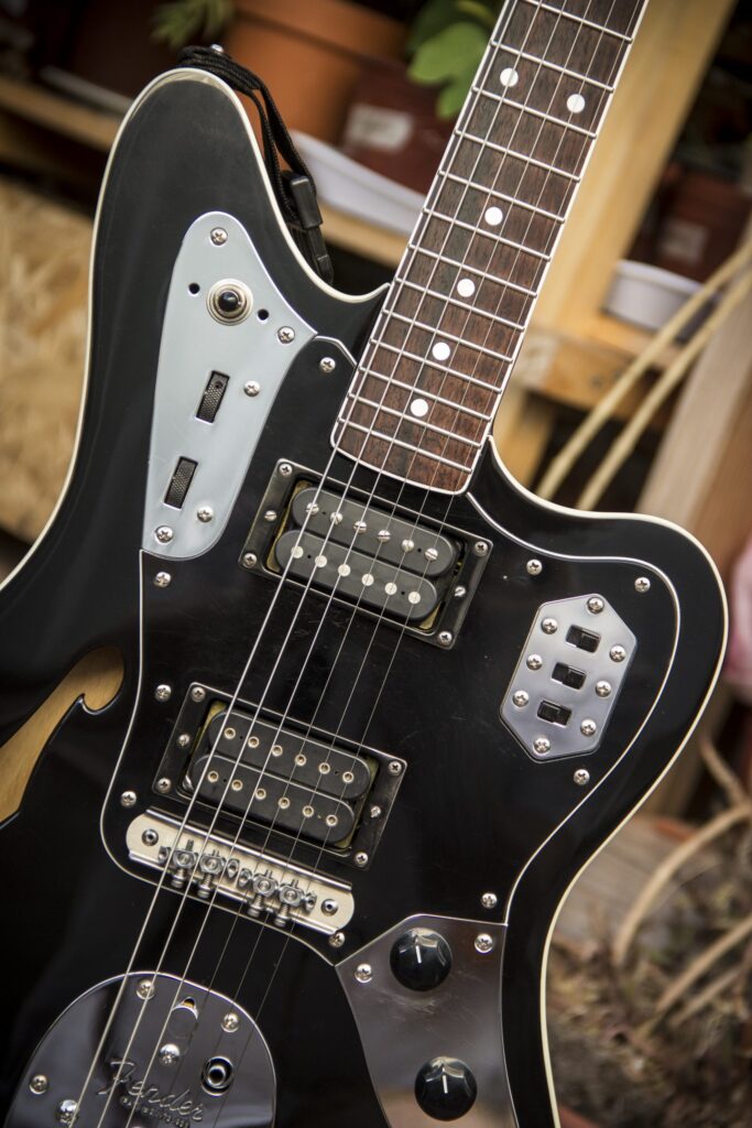 Detalle de guitarra trabajada en d’Agostini Lutheria