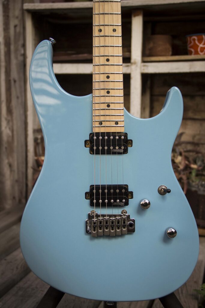 Guitarra vintage en el taller